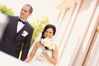 Güzel gelin ve Damat Düğün gününde gülümseyen