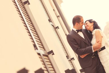 Güzel gelin ve Damat Düğün gününde kucaklayan