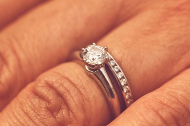 Eller güzel yüzük ile gelinin