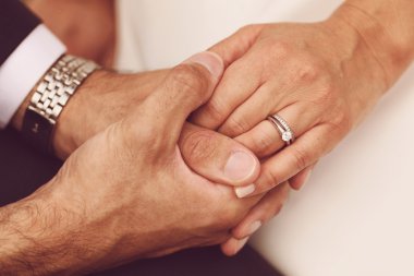 Gelin ve damat elele ile yakın çekim