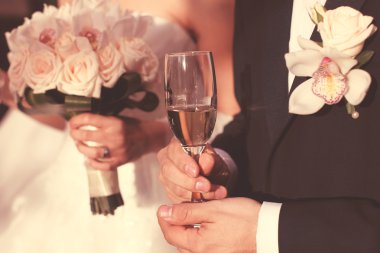 Gelin ve damat bir bardak şarap koymasını