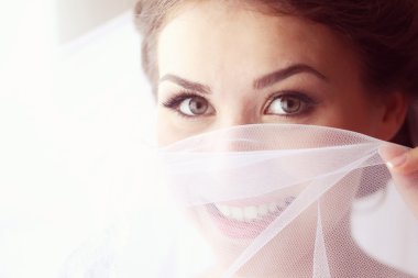 Beyaz örtü ile neşeli gelin ile yakın çekim