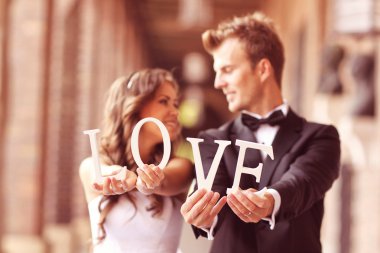 Güzel gelin ve damat öpüşme ve aşk mektupları holding