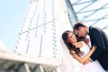 Güzel gelin ve damat şehirde kucaklayan