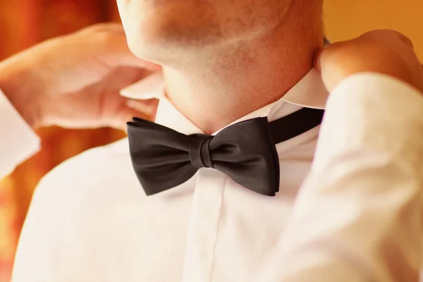 Чоловіки нареченого, допомагаючи наречений з його bowtie — стокове фото