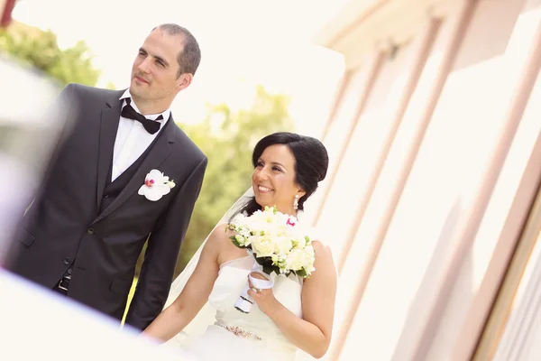 美しい花嫁と新郎の結婚式の日の笑顔 — ストック写真