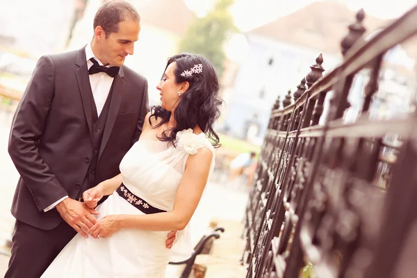 Braut und Bräutigam umarmen sich am Hochzeitstag — Stockfoto