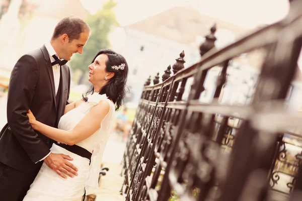 Braut und Bräutigam umarmen sich am Hochzeitstag — Stockfoto