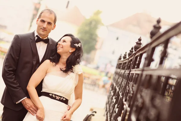 Gyönyörű menyasszony és a vőlegény az esküvő napján átfogó — Stock Fotó