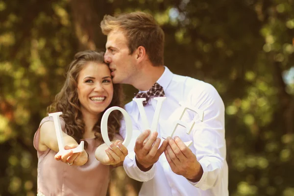 Прекрасная супружеская пара целуется и держит любовные письма — стоковое фото