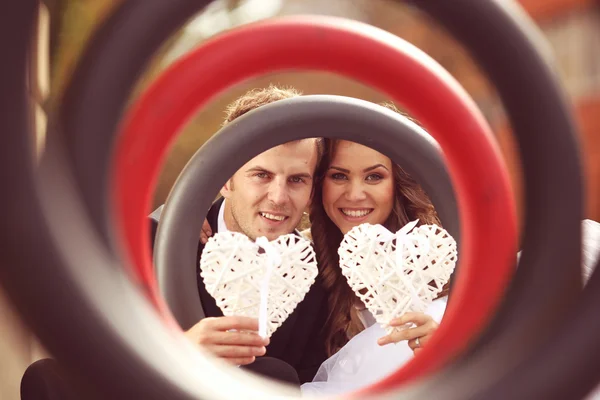 Vackra bruden och brudgummen embracing i staden — Stockfoto