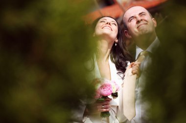 Parkta kucaklayan güzel Çift