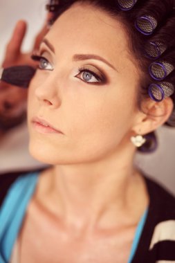 Güzel gelin düğün öncesi profesyonel makyaj ile