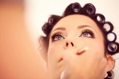 Güzel gelin düğün öncesi profesyonel makyaj ile