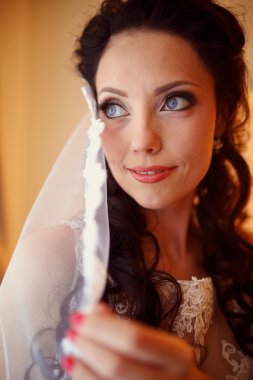 Düğün günü gülümseyen üzerinde güzel gelin