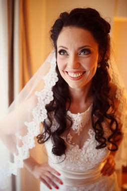 Düğün günü gülümseyen üzerinde güzel gelin