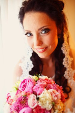 Güzel gelin buketi tutarak düğün gününde