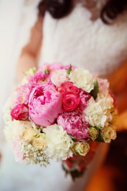 Güzel gelin buketi tutarak düğün gününde