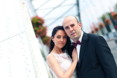 Güzel gelin ve damat şehirde kucaklayan