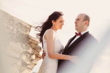 Güzel gelin ve damat şehirde kucaklayan