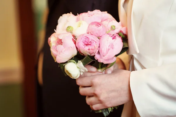女性の手で美しい花の花束 — ストック写真