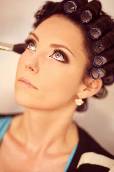 Mooie bruid met professionele make-up voor bruiloft — Stockfoto