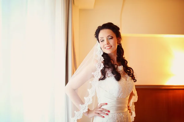 美丽的新娘，婚礼一天笑 — 图库照片