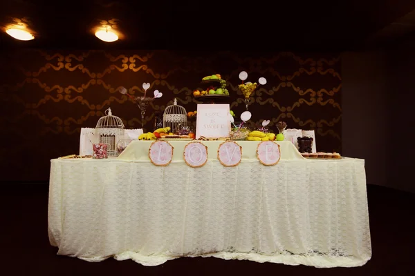 Schöne Dekoration auf dem Hochzeitstisch — Stockfoto