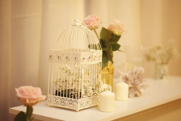 Hermosa decoración de jaula de pájaro en mesa de boda — Foto de Stock