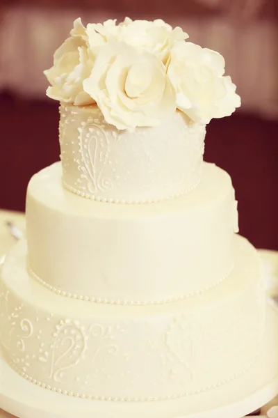 Delicious 3-tier wedding cake — Stock Photo, Image