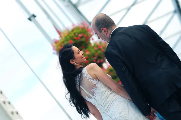 Vackra bruden och brudgummen embracing i staden — Stockfoto