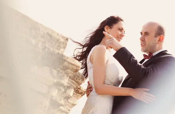 Vackra bruden och brudgummen embracing i staden — Stockfoto