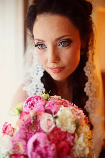 Bela noiva no dia do casamento segurando buquê — Fotografia de Stock