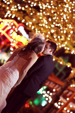 Gelin ve damat içinde belgili tanımlık geçmiş güzel ışıkları ile gece kucaklayan