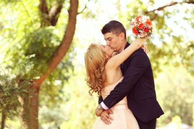 Güzel gelin ve damat parkta kucaklayan