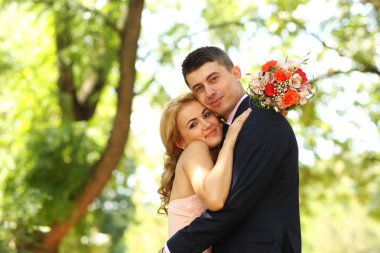 Güzel gelin ve damat parkta kucaklayan