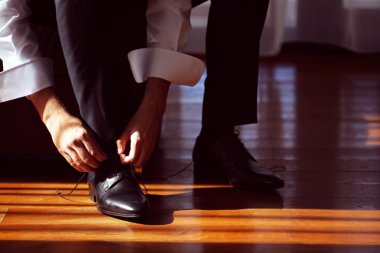 Damat ayakkabılarını bağlama