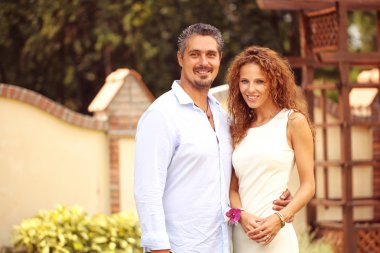 kameraya gülerek mutlu bir çift portresi