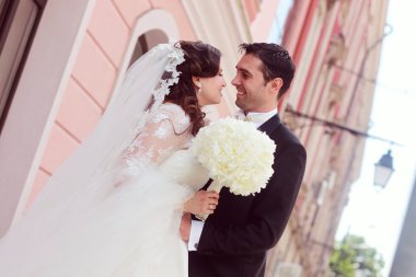 Güzel gelin ve damat şehirde kucaklayan