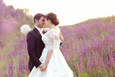 Güzel gelin ve damat birlikte alanındaki