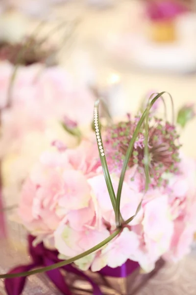 Beautiful flower decoration bouquet on wedding table — Stock Photo, Image