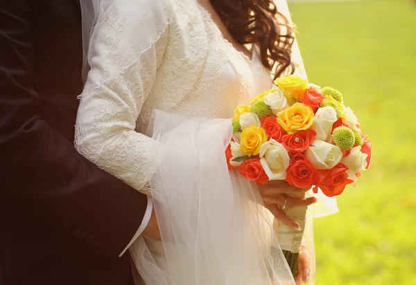 Belle mariée tenant bouquet de mariage — Photo