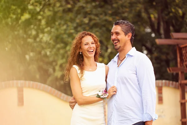 Портрет счастливой пары, смеющейся над камерой — стоковое фото