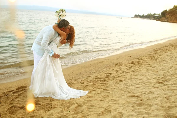 金发碧眼的新娘新郎在海滩上 — 图库照片