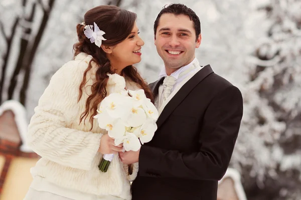 Krásná nevěsta a ženich slaví svůj svatební den — Stock fotografie