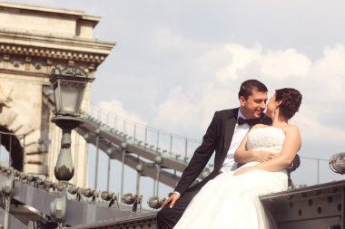 Güzel gelin ve damat onların düğün şehirde kutluyor