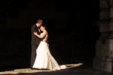 Güzel gelin ve damat onların düğün şehirde kutluyor