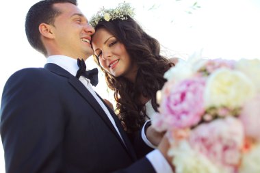 Güzel gelin ve damat ile buket düğün gününde