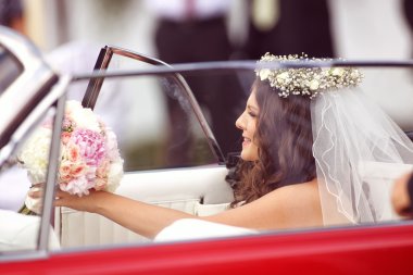 Muhteşem genç gelin peçe klasik kırmızı araba ile