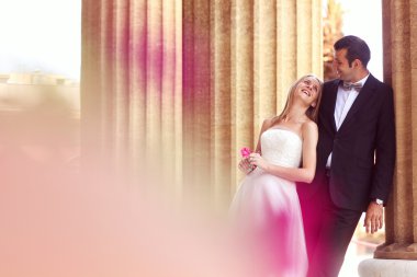 Neşeli gelin ve damadın eski şehirde kucaklayan